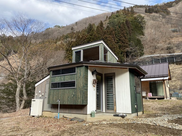 豊かな自然に囲まれて住まいの価値を見つめ直す"タイニーハウス"の小さな暮らし。前編 「小菅村タイニーハウス