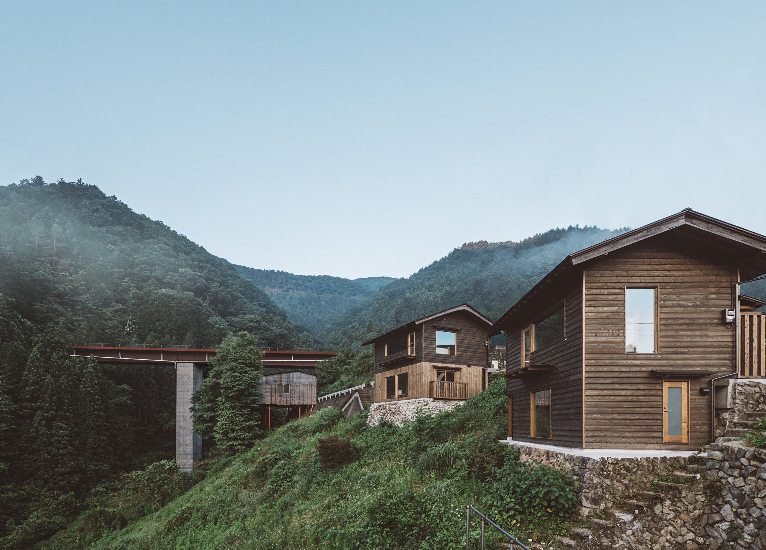 700人の村がひとつのホテルに。「NIPPONIA小菅 源流の村」の新棟『崖の家』オープン！