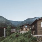 700人の村がひとつのホテルに。「NIPPONIA小菅 源流の村」の新棟『崖の家』オープン！